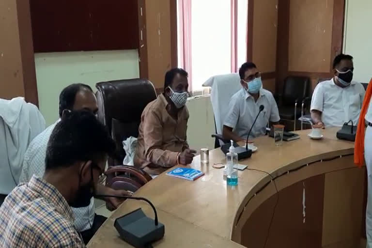 मंत्री अर्जुन सिंह बामनिया, meeting of medical department, corona epidemic, बांसवाड़ा न्यूज़