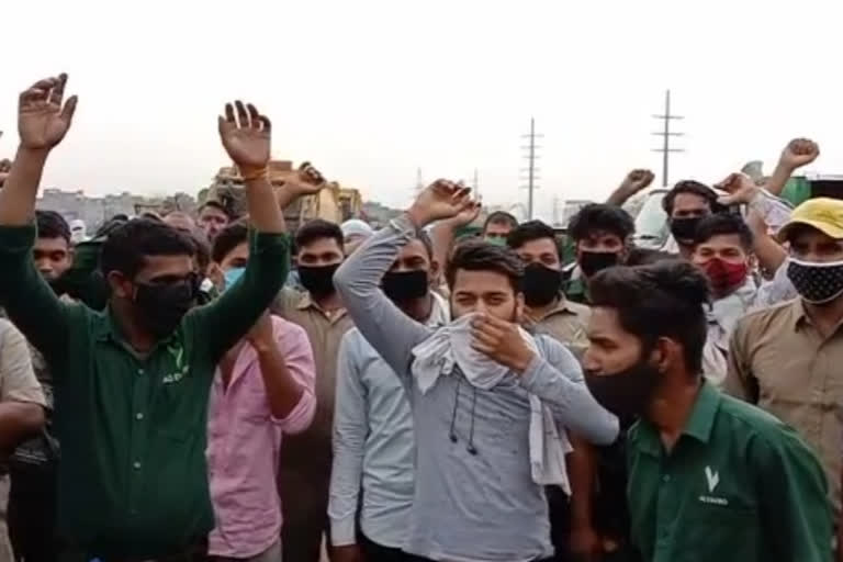 cleaners protest in noida  noida cleaners in covid time  corona frontline workers  corona new cases in noida  सफाई कर्मचारियों मांगों को लेकर की प्रदर्शन  कोरोनाकाल में फ्रंटलाइन वर्कर्स  नोएडा में कोरोना के नए मामले