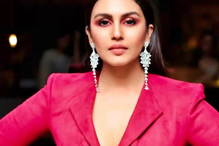 Actress Huma Qureshi helps to Delhi