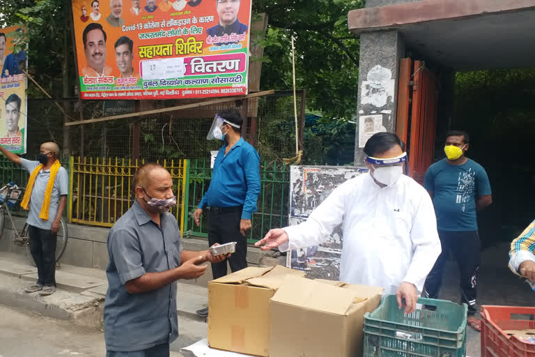 councilor kailash sankala distributed food to needy people in punjabi bagh delhi