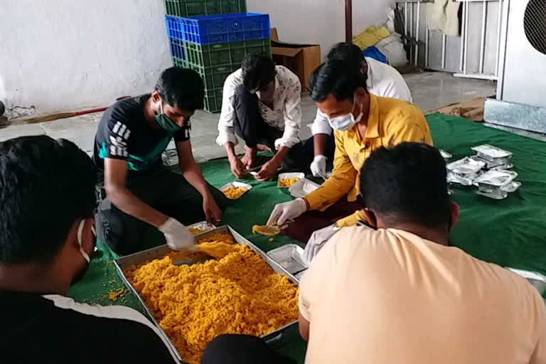 a youth group distribute food for needy amid lockdown in yadgir