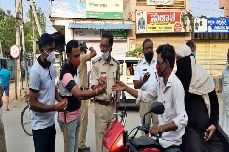 flower-gift-for-corona-rules-breakers-by-police-in-gangavathi