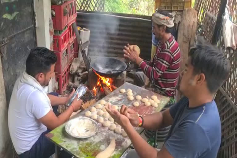 जरूरतमंदों की मदद को आगे आए छात्र