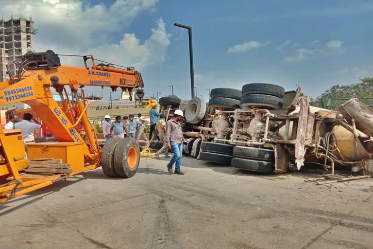 lorry-driver-rescued-by-kamakshipalya-police-in-accident