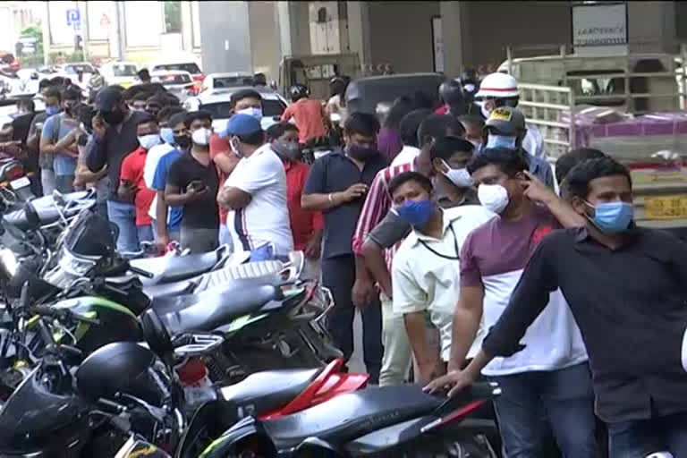 huge crowd at liquor shops in Hyderabad