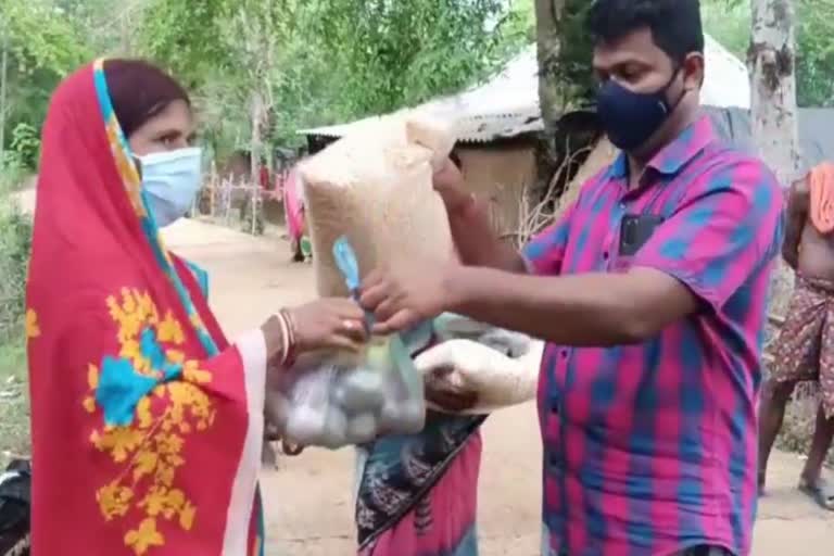 The student leader give food to the needy in Balasore