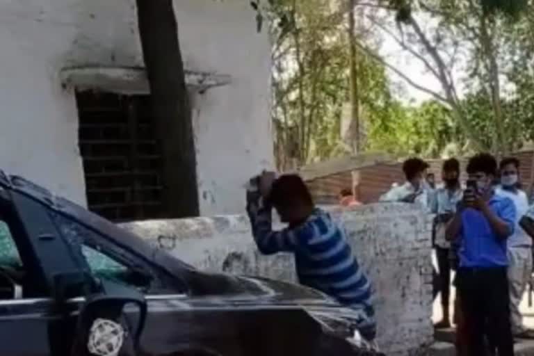 attack on maharashtra police in ghaziabad