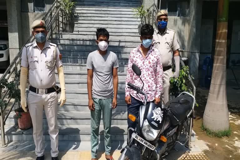 jafarpur police arrested 2 liquor smuggler