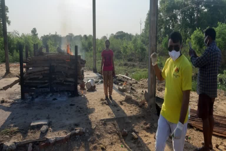 dead-body-of-corona-patient-cremated-by-social-organization-in-hazaribag