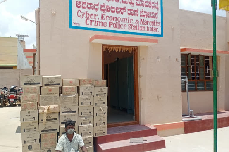 120 boxes of liquor, Kolar cyber cops seized 120 boxes of liquor, Kolar news, Kolar crime news, 120 ಬಾಕ್ಸ್​ಗಳ ಮದ್ಯ ವಶ, 120 ಬಾಕ್ಸ್​ಗಳ ಮದ್ಯ ವಶಪಡಿಸಿಕೊಂಡ ಕೋಲಾರ ಸೈಬರ್​ ಪೊಲೀಸರು, ಕೋಲಾರ ಸುದ್ದಿ, ಕೋಲಾರ ಅಪರಾಧ ಸುದ್ದಿ,