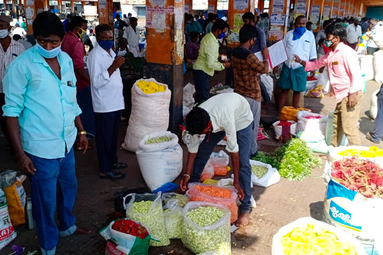 பூ மார்க்கெட்டில் சமூக இடைவெளி மறந்து குறித்த கூட்டம்