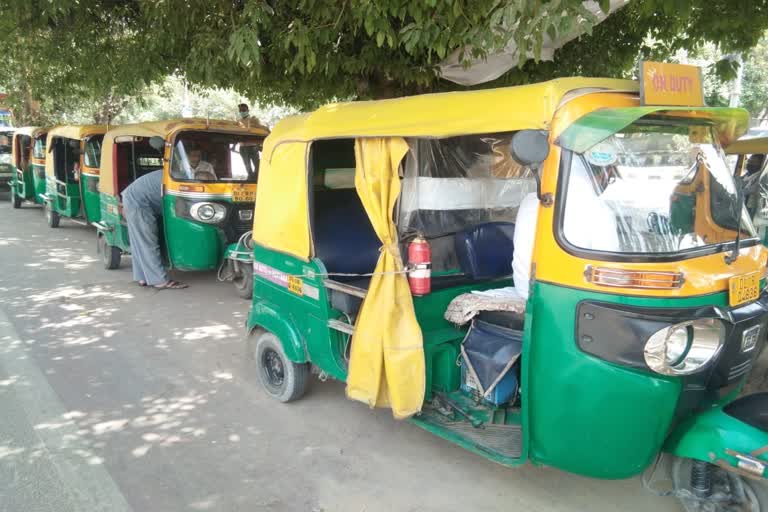 auto-drivers-struggle-to-make-living-during-lockdown-2021-in-delhi