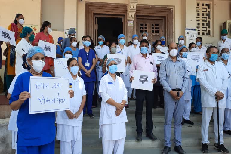 આંતરરાષ્ટ્રીય નર્સિંસ દિવસે જ SSG હોસ્પિટલના નર્સિંગ સ્ટાફનું સરકાર સામે વિરોધ પ્રદર્શન