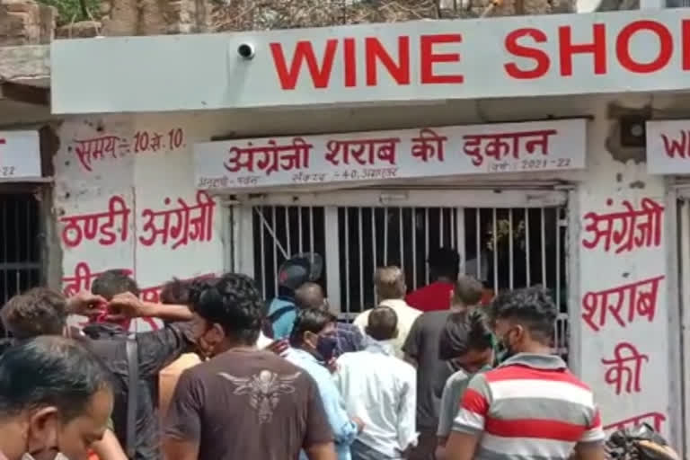 liquor shops open after 10 days in noida