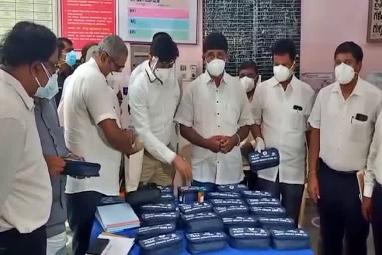 mp-d-k-suresh-inaugurating-ventilation-bed-at-government-hospital