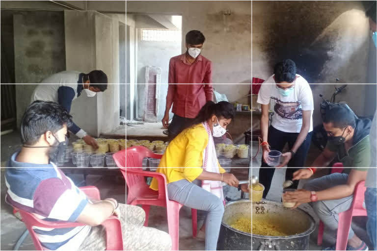 ABVP is providing food to the needy in Ranchi