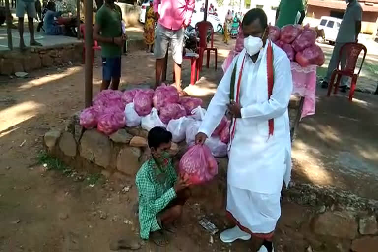 Lakhma distributed ration to villagers in Sukma