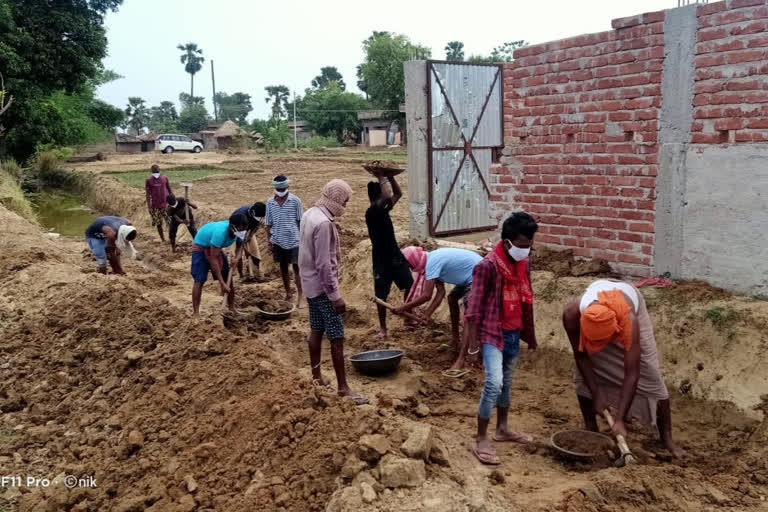 मनरेगा के तहत प्रवासी मजदूरों को मिल रहा काम