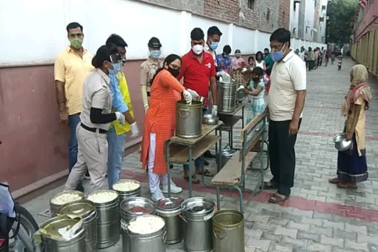 distribution-of-food-among-the-poor-and-needy-in-babarpur-delhi