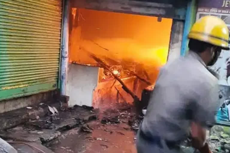 two shops caught fire in jamshedpur