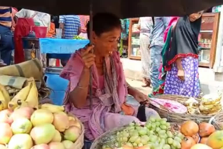 The thumbs up to the instructions to the administration, the shop is open after ten. The market is going on without a face mask.