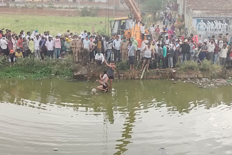 bike rider falls into pond in Agra