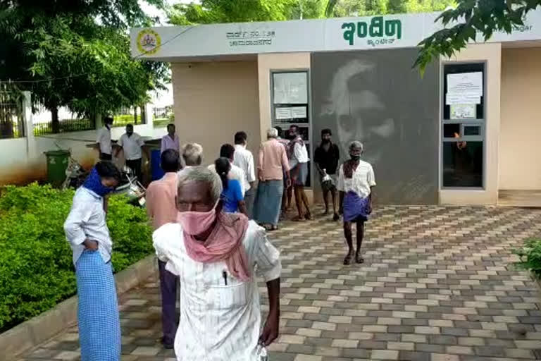 People Rushed to Indira Canteen for receive food packet