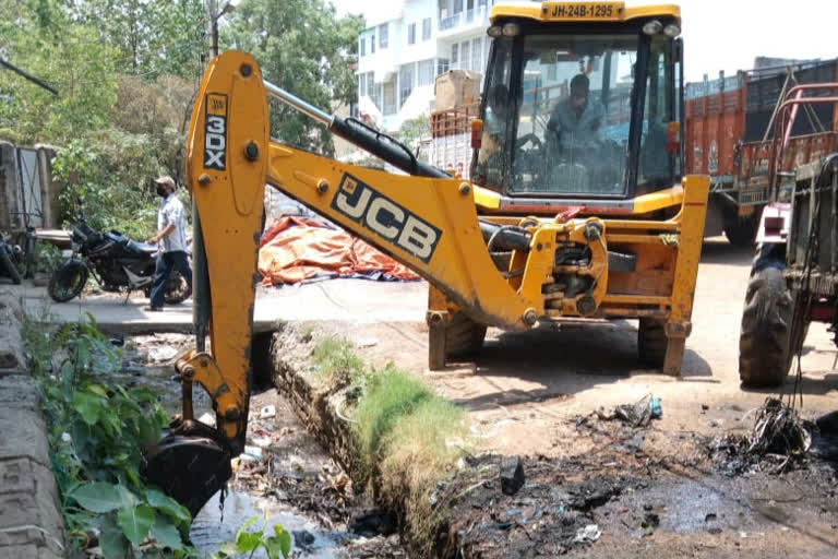 Ranchi Municipal Corporation is cleaning the drains