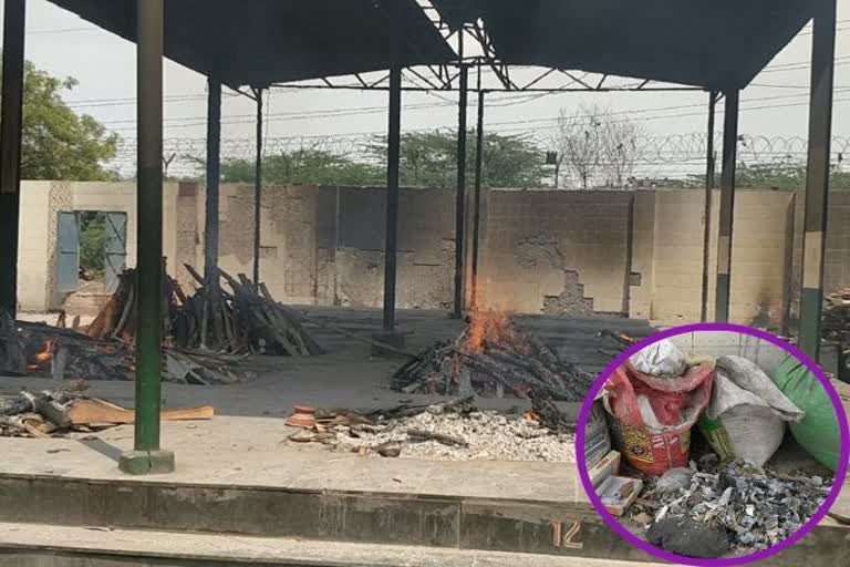 relatives-reaching-the-crematorium-to-picking-ashes-of-corona-patients-in-ghazipur-delhi