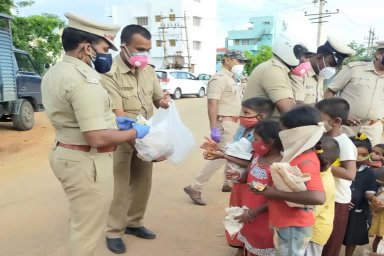Distribution of food items by Tumkur police for the needy
