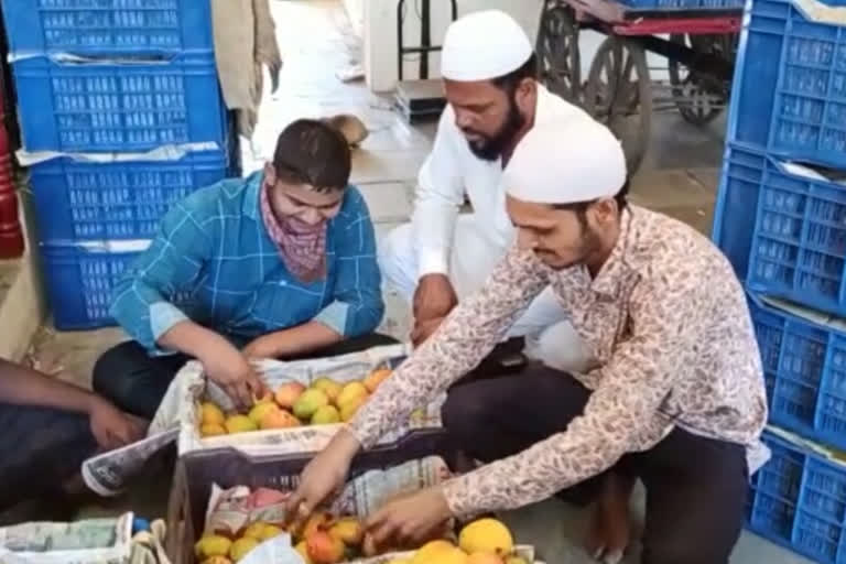 Mango sellers in Yeola are suffering financial loss due to lockdown