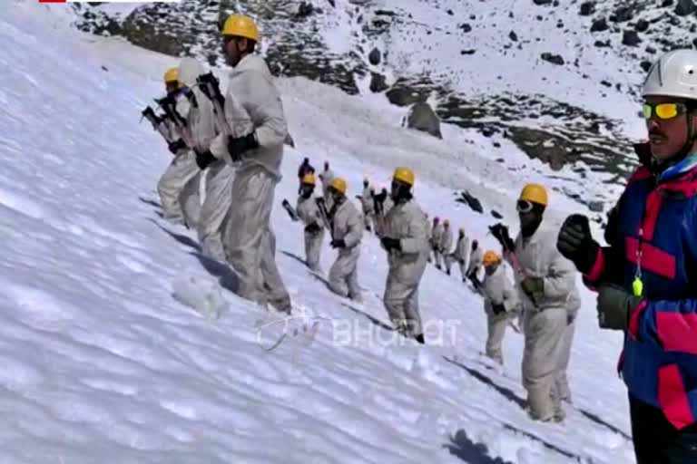 itbp-jawans-are-training-in-chamoli-amidst-heavy-snowfall