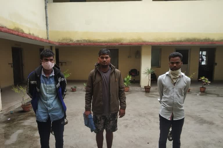 three naxli arrested