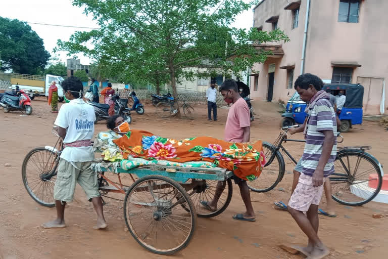 Hospital brought to patient on handcart in Ghatshila of East Singhbhum