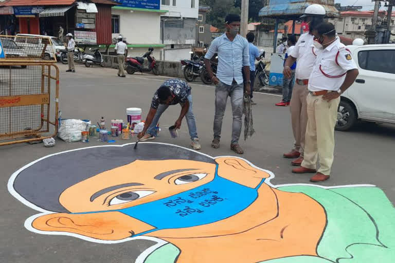 ಕೋವಿಡ್​ ಬಗ್ಗೆ ಜಾಗೃತಿ ಮೂಡಿಸುತ್ತಿರುವ ಚಿತ್ರ ಕಲಾವಿದ