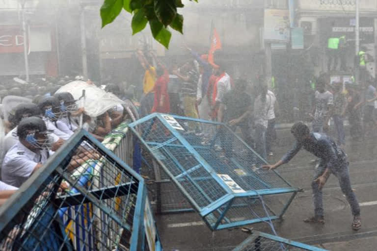 post-poll violence in West bengal  VIP security to BJP MLAs in Bengal  security cover to all MLAs  MLAs of opposition party in BJP  Krishnanand Tripathi  experts divided over security to BJP MLAs  ബിജെപി എം‌എൽ‌എമാർക്ക് വിഐപി സുരക്ഷ  എം‌എൽ‌എമാർക്ക് വിഐപി സുരക്ഷ  വിഐപി സുരക്ഷ  ബംഗാളിലെ ബിജെപി എം‌എൽ‌എമാർക്ക് വിഐപി സുരക്ഷ  വിഐപി സുരക്ഷ നൽകി കേന്ദ്രം  കേന്ദ്രസർക്കാർ  ന്യൂഡൽഹി  പശ്ചിമ ബംഗാൾ  west bengal  ബംഗാളിലെ ബിജെപി എം‌എൽ‌എ  MLAs in west bengal  MLAs in bengal  മാത്യു ഇഡിക്കുള  mathew idiculla  പ്രകാശ് സിങ്  prakash singh