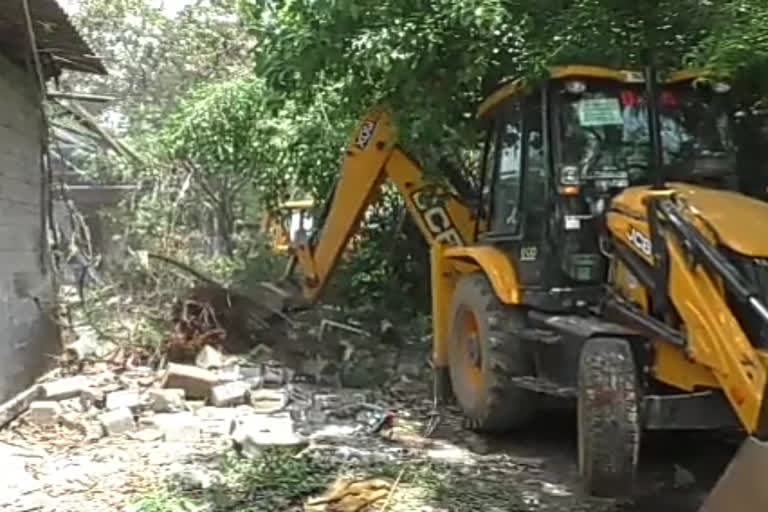 சிதம்பரநகர் மார்க்கெட்டில் கடைகள் அகற்றம்