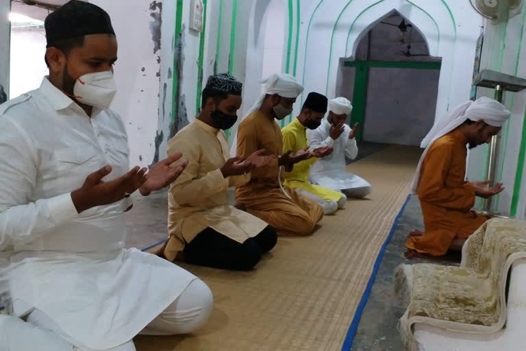 eid ul fitr prayers were offered in varanasi with the corona guideline