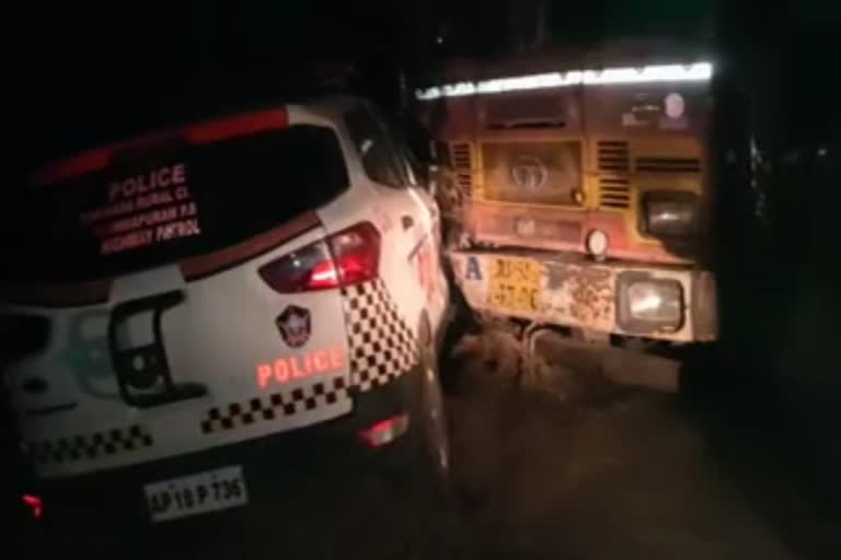 lorry crashed onto police in telugana news  two cops dead in road accident at east godavari in andhra pradesh news  police dead in road accident in telugana news  തെലുങ്കാനയില്‍ ലോറിയിടിച്ച് രണ്ട് പൊലീസുകാര്‍ മരിച്ചു വാര്‍ത്ത  ലോറി അപകടം രണ്ട് പൊലീസുകാര്‍ മരിച്ചു വാര്‍ത്ത  തെലുങ്കാന റോഡ് അപടകം പുതിയ വാര്‍ത്ത  ഇസ്റ്റ് ഗോദാവരി റോഡ് അപകടം പുതിയ വാര്‍ത്ത