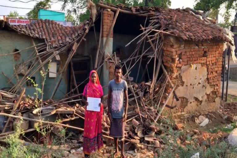 due to thunderstorm many houses were broken In Sarangarh municipality of Raigarh district