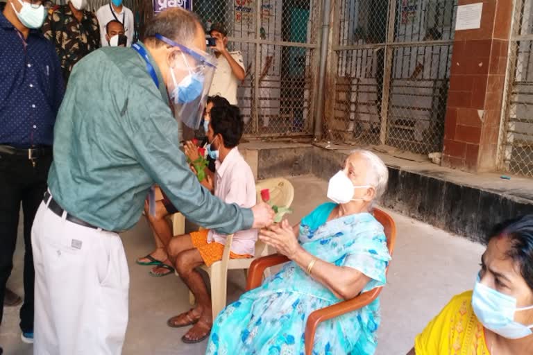 people greeted with roses after being discharge from pmch at patna