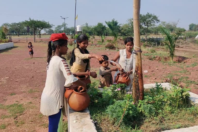 Devotees arrived at the temples with water in a pot in Bemetara