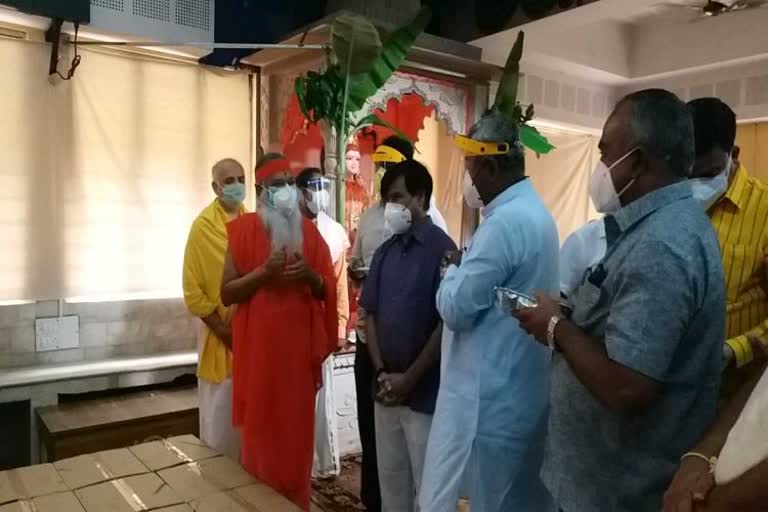 food distribution by shri ganapati ashrama