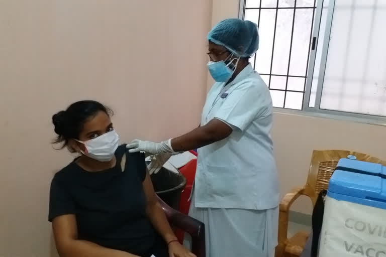 youth are taking corona vaccination in simdega