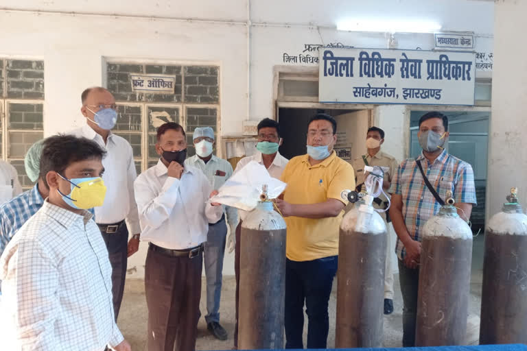 railway passenger association handed over 5 oxygen cylinders in sahibganj