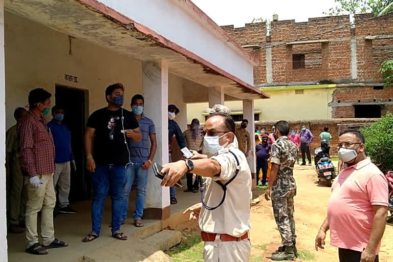 crowd gathered to take corona vaccine in giridih