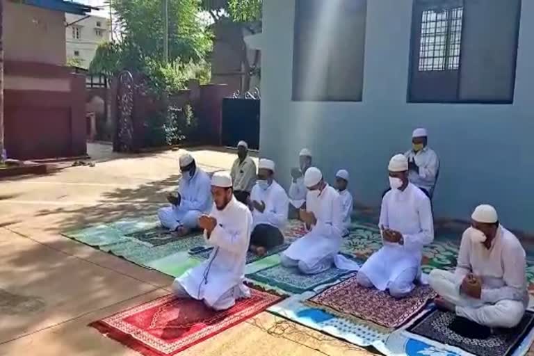 ramadhan-prayer-done-by-muslims-at-home