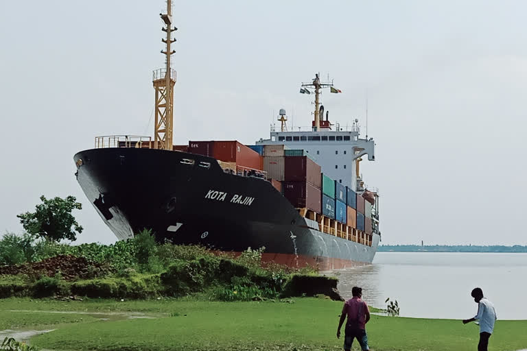 a Foreign cargo ships lose control and blow into Hooghly river bank