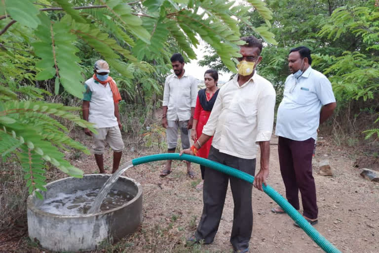 gangavati-youths-give-driking-water-for-birds-and-animals