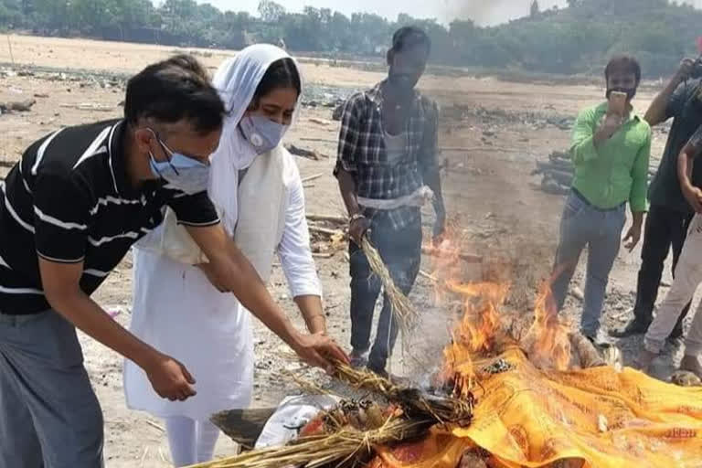 मुखाग्नि दती बेटी